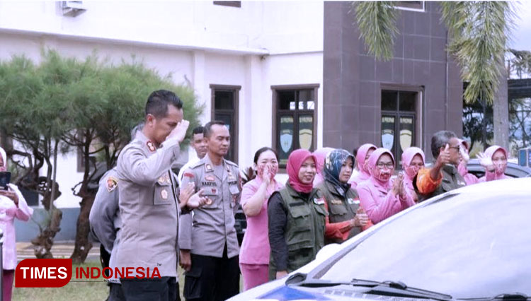 melepas-personilnya-untuk-ditugaskan-ke-Cianjur.jpg