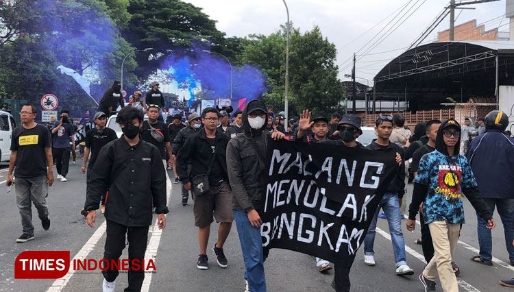 Sejumlah Aremania saat membawa spanduk mengusut tragedi Stadion Kanjuruhan. (Foto Rizki Kurniawan Pratama/TIMES Indonesia)