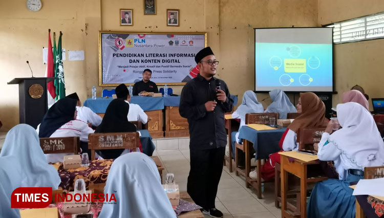 Eddy Purnomo menyampaikan materi literasi informasi kepada pelajar Tuban, Rabu (23/11/2022).(Foto: Safuwan/TIMESIndonesia)