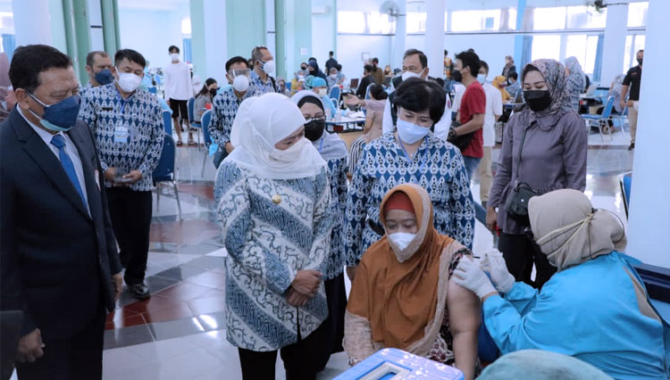 Lindungi Kelompok Rentan, Gubernur Khofifah Dorong Vaksinasi Booster Dosis ke-2 bagi Lansia 