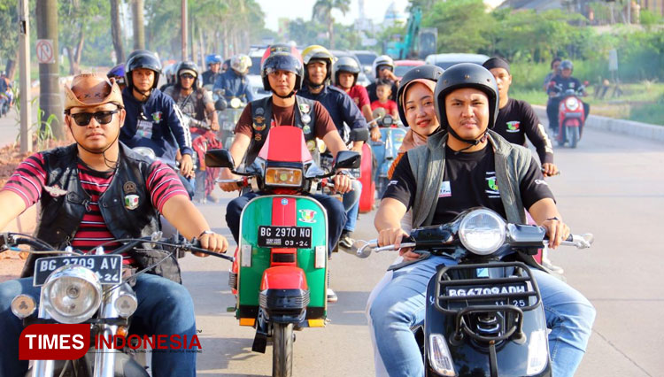 Kegiatan konvoi keliling Kota pecinta Vespa scooter di Palembang (Foto: Rochman/TIMES Indonesia)