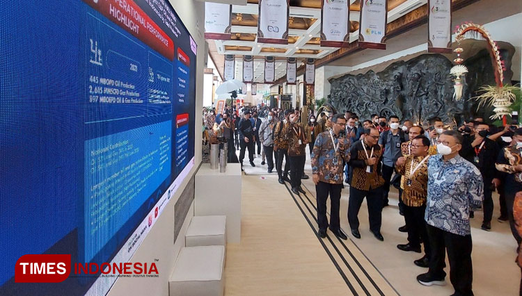 Menteri EDSM Arifin Tasrif saat menyambangi beberapa stand dalam IOG 2022 yang diselenggarakan di BNDCC Badung, Bali - (FOTO: Sumitro/TIMES Indonesia)