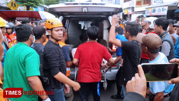 Tersengat Listrik Tegangan Tinggi, Pekerja Bangunan di Kota Banjar Dilarikan ke IGD