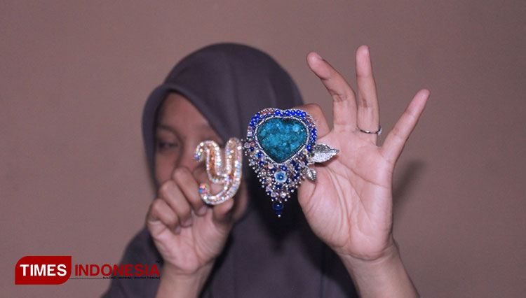 Intan maghfiroh, owner of IntaniArt Pacitan has been successful in selling agate accessories to foreign countries. (PHOTO: Yusuf Arifai/TIMES Indonesia)
