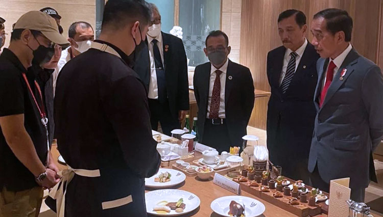 Chef Arnold when presenting the menu of the G20 Indonesia gala dinner in front of the President of the Republic of Indonesia Jokowi. (Photo: Instagram/@arnoldpo)