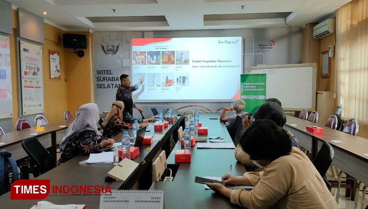 Tim Pengabdian Masyarakat ITTelkom Surabaya saat melakukan sosialisasi website dan sistem pembayaran digital kepada UMKM binaan Telkom CDC Surabaya, Kamis (24/11/2022).(Foto : Lely Yuana/TIMES Indonesia)