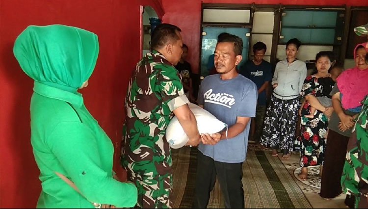 Koramil 1703/Argapura mengirimkan bantuan berupa bahan pangan pokok untuk korban bencana gempa bumi Cianjur yang mengungsi di Kabupaten Majalengka. (FOTO: Koramil 1703/Argapura for TIMES Indonesia)