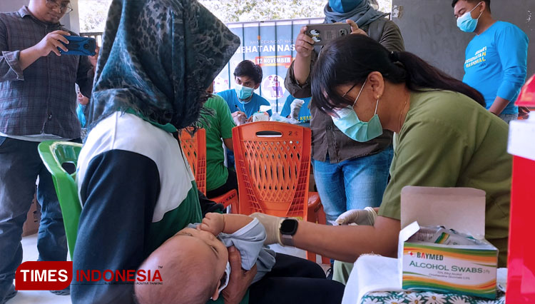 Suasana pemeriksaan kesehatan gratis yang digelar PT CPM di Uwentumbu, Kelurahan Kawatuna, Kota Palu, Sulawesi Tengah. (FOTO: Sarifah Latowa/TIMES Indonesia)
