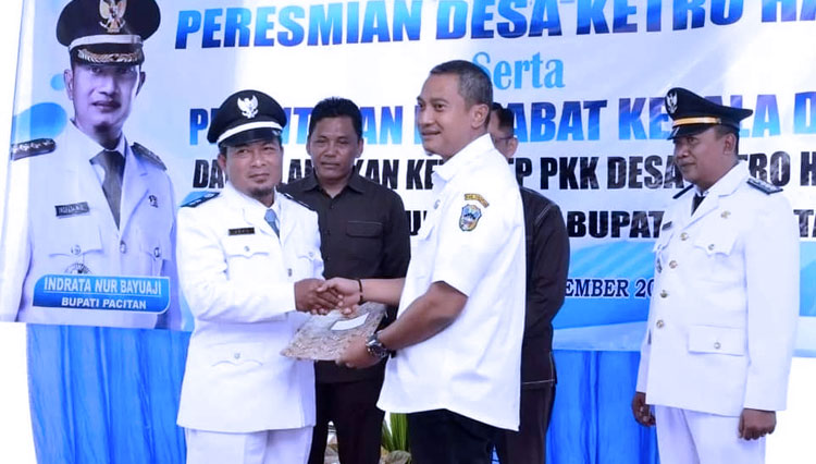 .Bupati Pacitan Indrata Nur Bayuaji saat memberikan SK kepada Pj Kepala Desa Keteo Harjo Joko Pitono (Foto: dok. Prokopim)