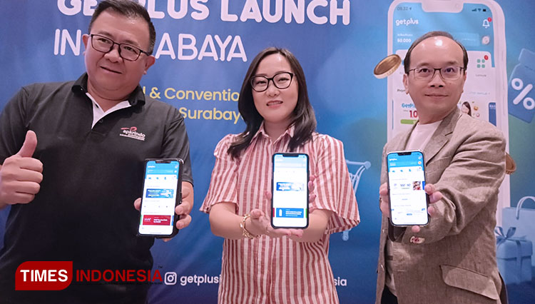 (kiri ke kanan) Tjahyono Haryono (Ketua Asosiasi Pengusaha Kafe dan Restoran Jawa Timur) Rosiana Alim (Social Media Influencer), Adrian Hoon (Chief Operating Officer GetPlus), Jumat (25/11/2022). (Foto: Lely Yuana/TIMES Indonesia) 