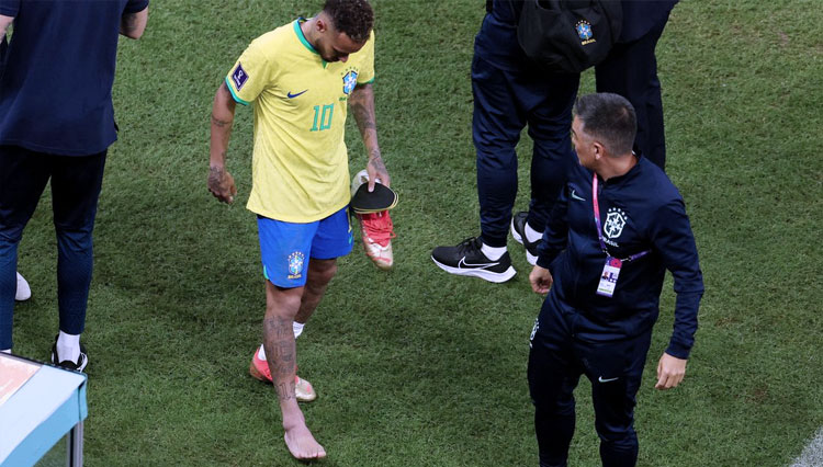 Striker Brasil Neymar terlihat berjalan pincang setelah pertandingan. (FOTO: REUTERS/Molly Darlington)