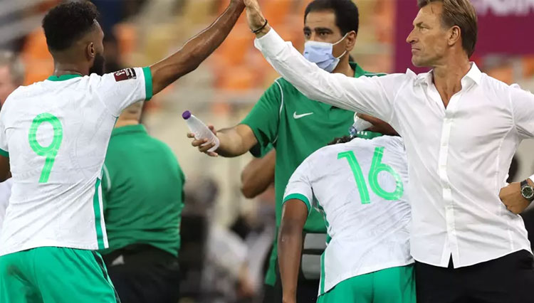 Striker Arab Saudi Firas al Buraikan bersama pelatih Herve-Renard siap menghadirkan kejuatan saat Arab Saudi menghadapi Polandia di laga kedua Grup C Piala Dunia. (foto: FIFA)