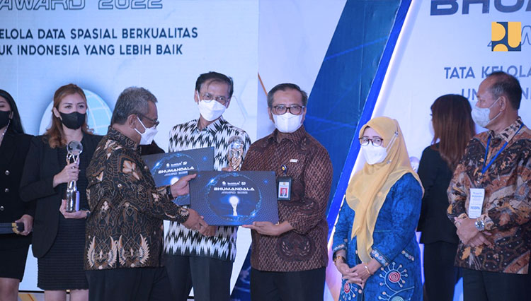 Sekjen Kementerian PUPR RI Zainal Fatah mewakili Menteri PUPR RI Basuki Hadimuljono saat menerima penghargaan Bhumandala Award 2022 dari Badan Informasi Geospasial (BIG) di Hotel Borobudur, Jakarta, Jumat (27/11/2020). (FOTO: Biro Komunikasi Publik K
