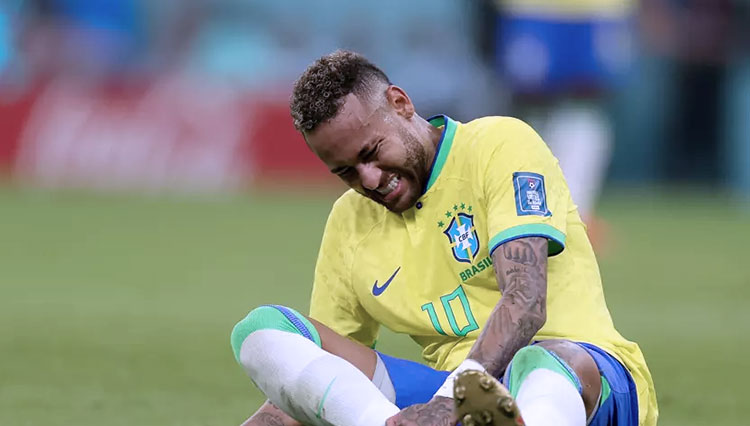 Striker Brasil Neymar akan absen saat laga melawan Swiss pada 28 November mendatang karena cedera pergelangan kaki. (foto: FIFA)