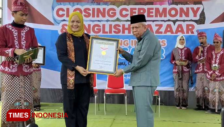 Perintis Kampung Inggris Pare dan Desa Tulungrejo Kediri Catatkan Rekor MURI
