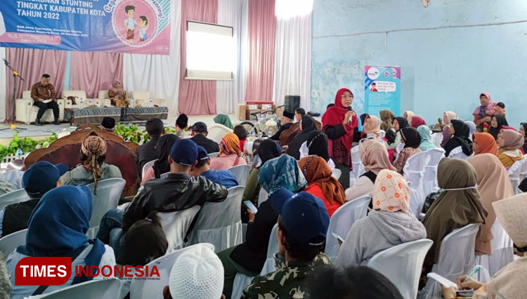 Anggota Komisi IX DPR RI Netty Prasetiyani saat Kampanye Percepatan Penurunan Stunting di Desa Tugumukti, Kec Cisarua, Kab Bandung Barat. (Foto: Iwa/TIMES Indonesia)