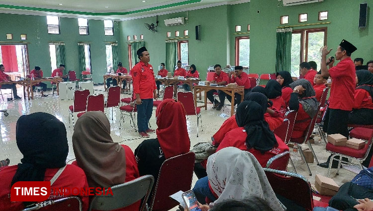 Ratusan peserta PPSD mengikuti pelatihan yang diselenggarakan DPC PDI Perjuangan Lamongan di Gedung Handayani, Sabtu (26/11/2022). (Foto: Moch. Nuril Huda/TIMES Indonesia)