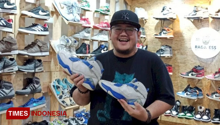 Pemuda Ponorogo Raup Cuan Puluhan Juta dari Bisnis Thrifting Sepatu Ori