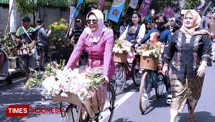 Bersepeda Hias Wali Kota Batu Ikut Batu Art Flower Carnival