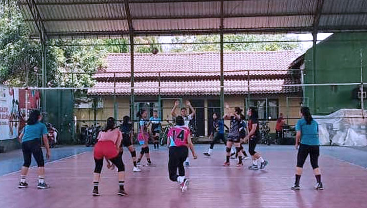 Salah satu sesi latihan tim voli putri Kabupaten Kediri. (FOTO: PBVSI kabupaten Kediri) 