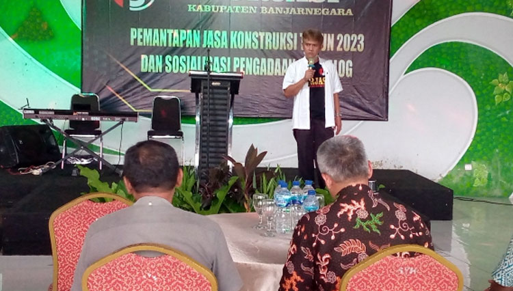 Agus Sudiyanto, Penasehat Forjasi saat memberikan sambutan pada kegiatan Pemantapan Jasa Konstruksi Tahun 2023 dan Sosialisasi Pengadaan E-katalog. (FOTO: Forjasi)
