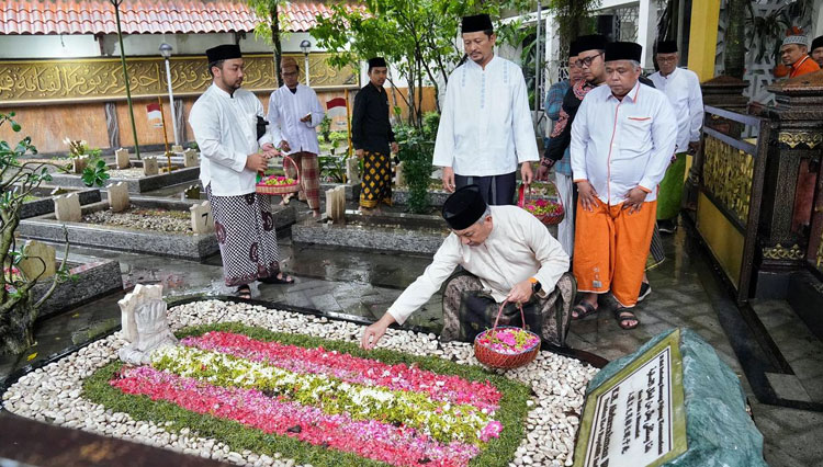 Ahmad Syaikhu Presiden PKS bersama rombongan saat ziarah dan panjatkan doa di makam muasis Tebuireng, Jombang, Minggu (27/11/2022). (FOTO: Dok. PKS)