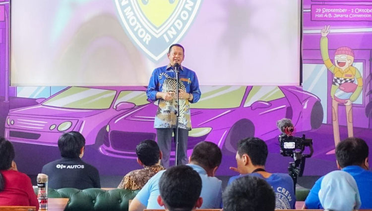 Ketua MPR RI sekaligus Ketua Umum Ikatan Motor Indonesia (IMI) Bambang Soesatyo dalam Kick Off penyelenggaraan OLX Autos IMX 2023, di Jakarta, Senin (28/11/2022). (foto: IMI)