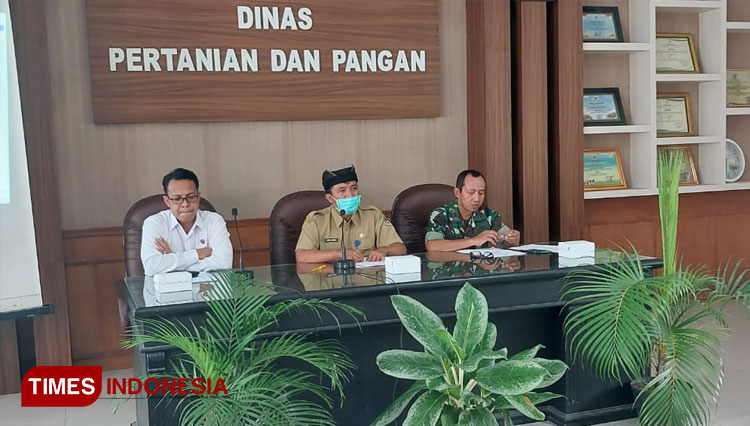 Sosialisasi Peraturan Daerah tentang Perlindungan Tanaman Kelapa di aula Dinas Pertanian dan Pangan Kabupaten Banyuwangi, Jawa Timur. (Foto: Ahmad Sahroni/TIMES Indonesia)