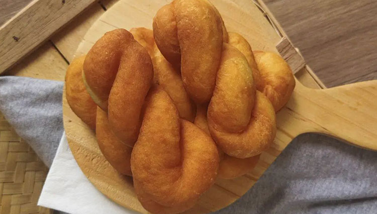 Kkwabaegi, twisted doughnut from Korea, the perfect snack for rainy days. (PHOTO: Instagram/sharonphuaa)