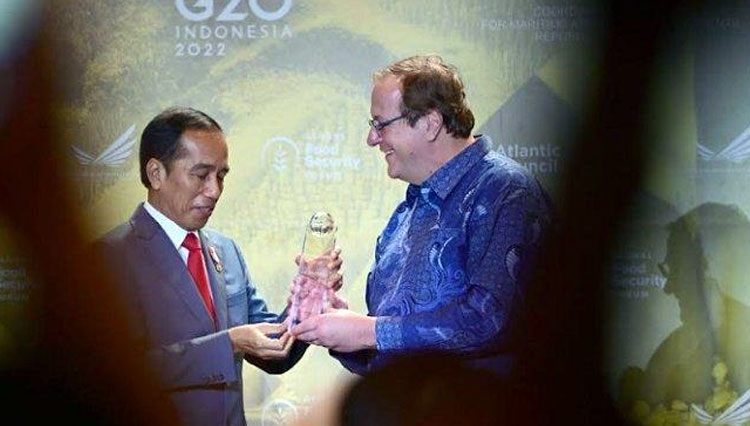 حصل الرئيس الإندونيسي جوكووي على جائزة القيادة العالمية