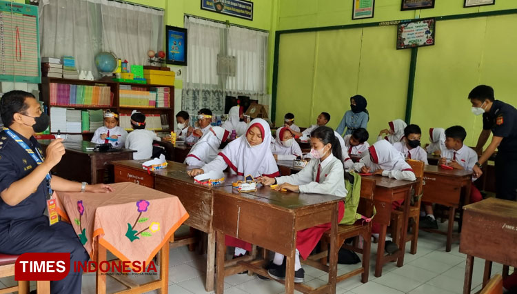 Relawan Kemenkeu Mengajar saat memberikan materi di SDN Tlogomas 2 Kota Malang. (Foto: Naufal Ardiansyah/TIMES Indonesia)