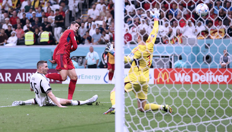 Striker Spanyol Alvaro Morata mencetak gol ke gawang Jerman di menit ke-62 memanfaatkan assist dari Jordi Alba. (FOTO: FIFA)