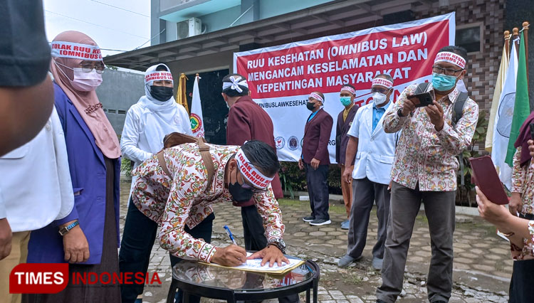 Tolak-RUU-Kesehatan-Omnibus-Law-b.jpg