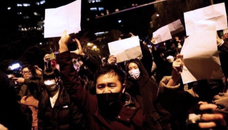 Di Beijing, pengunjuk rasa mengangkat lembaran kertas kosong untuk menunjukkan ketidakpuasan mereka. (FOTO: BBC/Reuters)