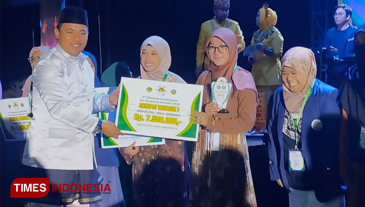 Farah Anjanillah ketika mendapatkan penghargaan dan hadiah skripsi terbaik di IAIN Sultan Gorontalo (Farah/Alumni Sastra Inggris UIN Maliki Malang)