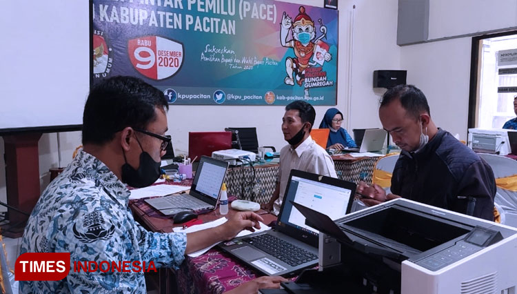 Pendaftar PPK saat menyetorkan berkas di KPU Pacitan. (Foto: Rojihan/TIMES Indonesia)