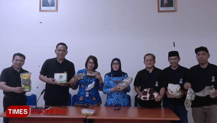 Ketua Panitia Pelaksana Si Bakul Local Fest, Wawan Harmawan bersama Kepala Dinas Koperasi dan UMKM Pemda DIY, Srie Nurkyatsiwi memperlihatkan produk UMKM warga nahdliyin dalam konferensi pers, Selasa (29/11/2022). (FOTO: A Riyadi/TIMES Indonesia)