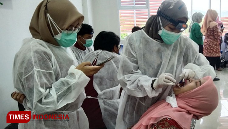 Petugas sedang melakukan pemeriksaan gigi di lantai 4 RSUD Pandega Pangandaran kepada masyarakat (FOTO: Syamsul Ma'arif/TIMES Indonesia)