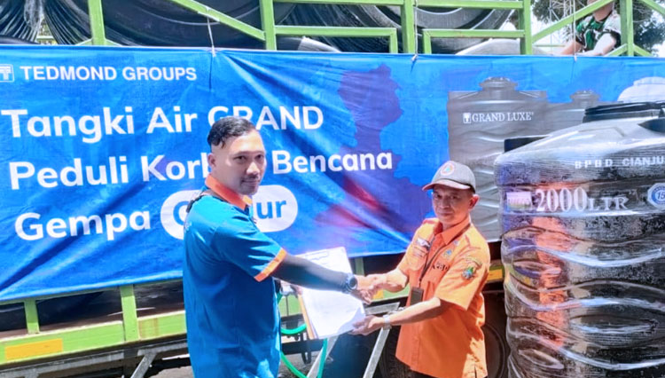 Perwakilan dari Tedmond Groups menyerahkan bantuan tangki air bersih Grand untuk korban gempa Cianjur. (Foto: Tedmond Groups for TIMES Indonesia)