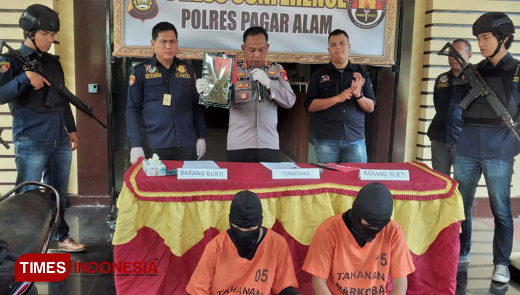 Kapolres menunjukkan barang bukti sepaket ganja kering dan 2 tersangka saat pers releaae di Mapolres Pagaralam. (Foto : Asnadi/Times Indonesia)