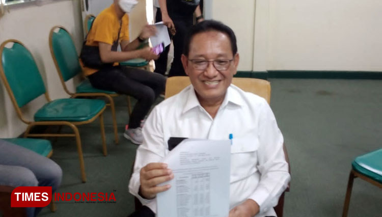 Direktur Utama Perumda Tirta Giri Nata, Sopyan Satari menunjukan surat keputusan penyesuaian tarif. (Foto: Muslimin/TIMES Indonesia)