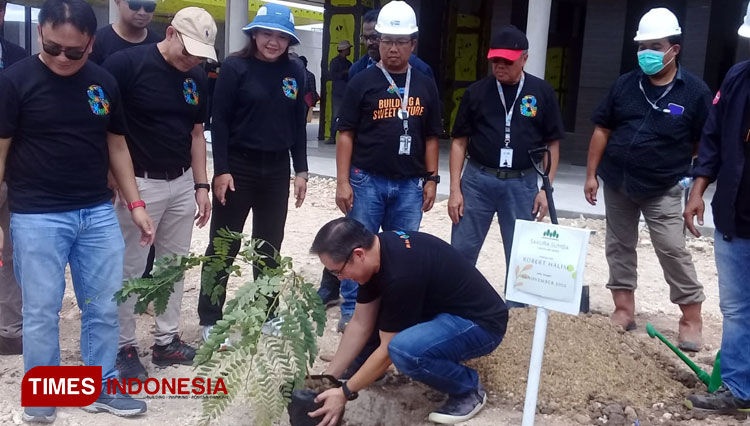 CEO Hartono Plantation Indonesia Robert Halim bersama karyawan PT MSM menanam pohon sakura di area perusahaan. (Foto: Habibudin/TIMES Indonesia)