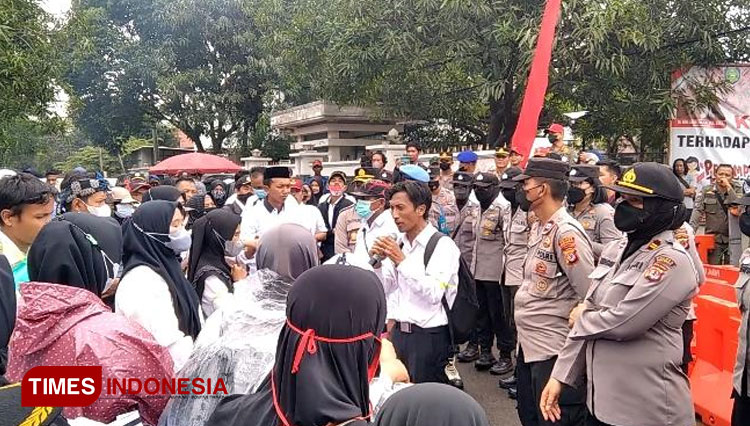 Guru-Honorer-di-Indramayu-b.jpg