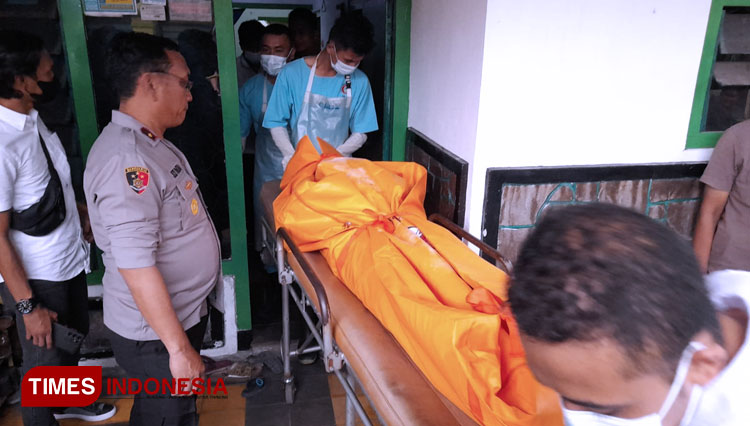 Jenazah korban pembunuhan yang tidak lain seorang driver ojek online di Kabupaten Bondowoso (FOTO: Moh Bahri/TIMES Indonesia)