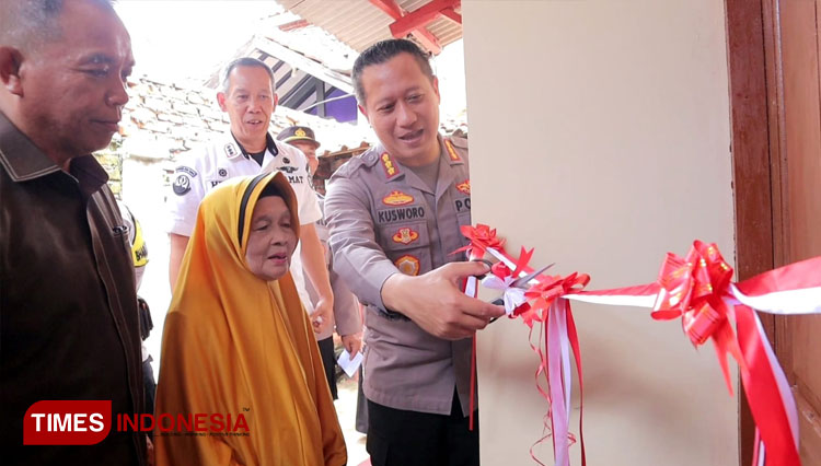 Kapolresta Bandung Kombes Pol Kusworo Wibowo menyerahkan kunci rumah layak huni di Kec Ciparay dan Ibun Kab Bandung. (Foto: Iwa/TIMES Indonesia)