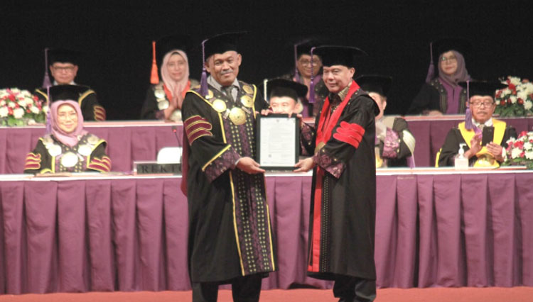 Rektor Universitas Pakuan Didik Notosudjono dalam pengukuhan Guru Besar Hukum Tata Negara Sufmi Dasco Ahmad.