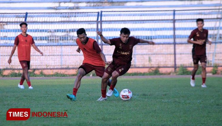 Syarful Mudawam (rompi oranye), berusaha merebut bola dari Imas Tri, dalam sesi latihan Persela Lamongan di Stadion Surajaya. (FOTO: MFA Rohmatillah/ TIMES Indonesia)