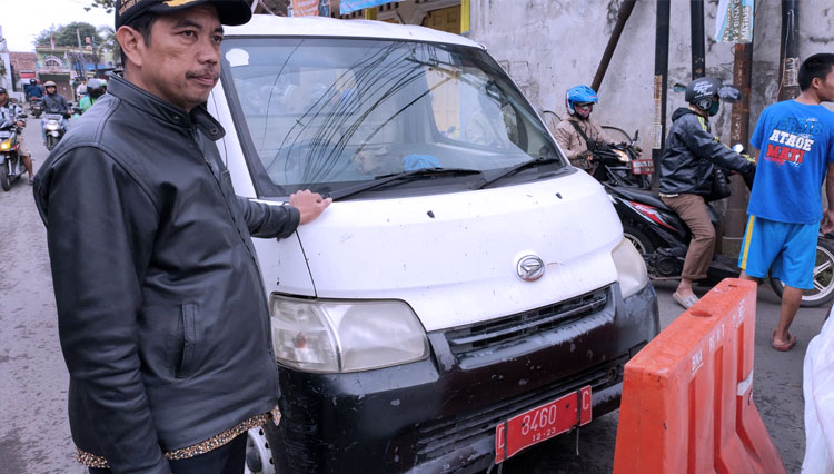 Akibat-Ambles-akses-jalan-Cibolerang.jpg