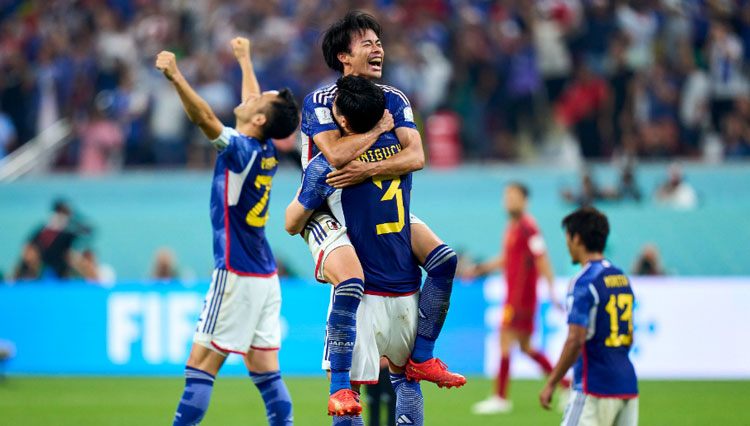 Seleberasi pemain Jepang yang merayakan keberhasilan menang 2-1 atas Spanyol sekaligus keberhasilan lolos ke babak 16 besar Piala Dunia 2022. (foto: FIFA)