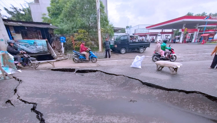 Kondisi jalan Cibolerang Kelurahan Margahayu Utara, Kecamatan Babakan Ciparay, Kota Bandung ambles, Jumat (2/12/2022). (FOTO: Humas Bandung)